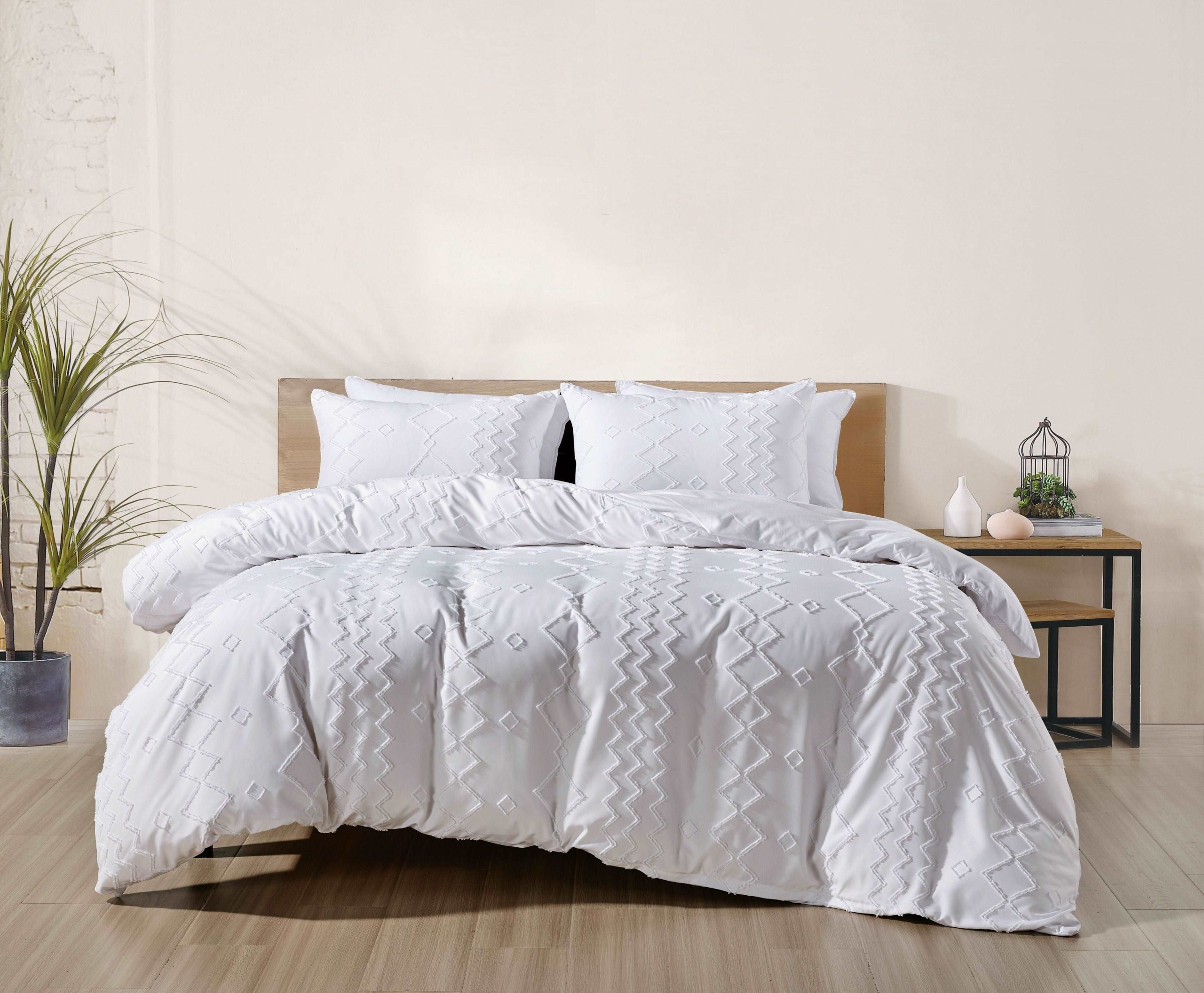 Bed Bath Fashions Bibb Home 2000 Count Tufted Duvet Cover (3-Piece)