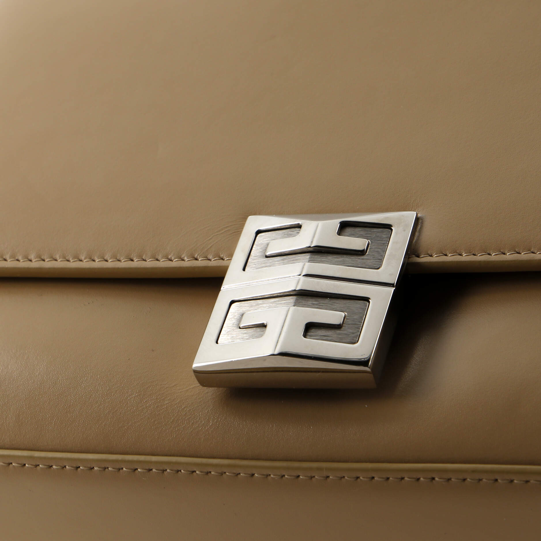 Pre-Loved Givenchy 4G Shoulder Bag Leather Medium - Image 6