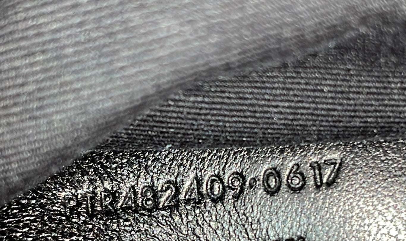 Pre-Loved Saint Laurent Classic Monogram Blogger Crossbody Bag Sequins and Patent Small - Image 8