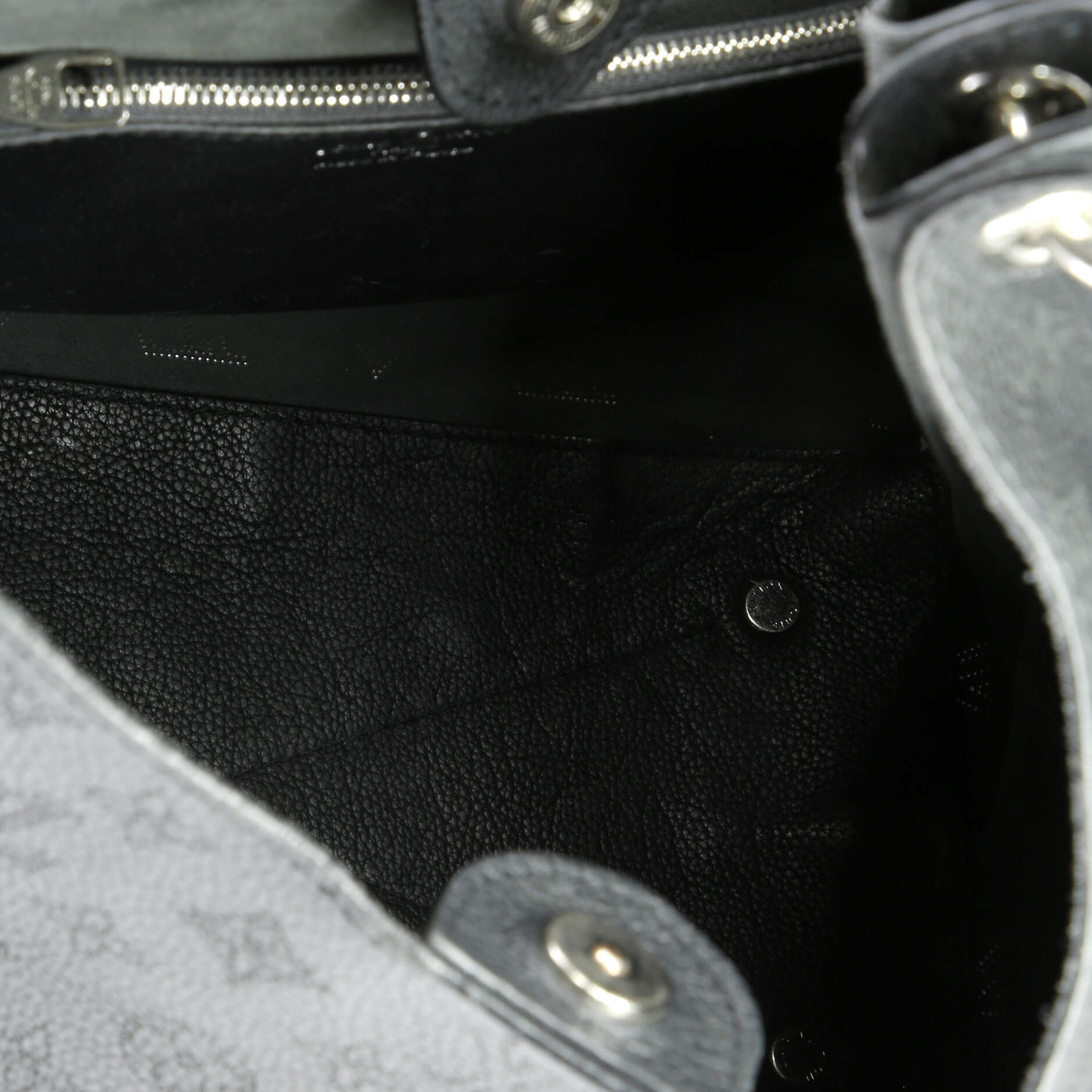 Pre-Loved Louis Vuitton Carmel Hobo Mahina Leather - Image 5