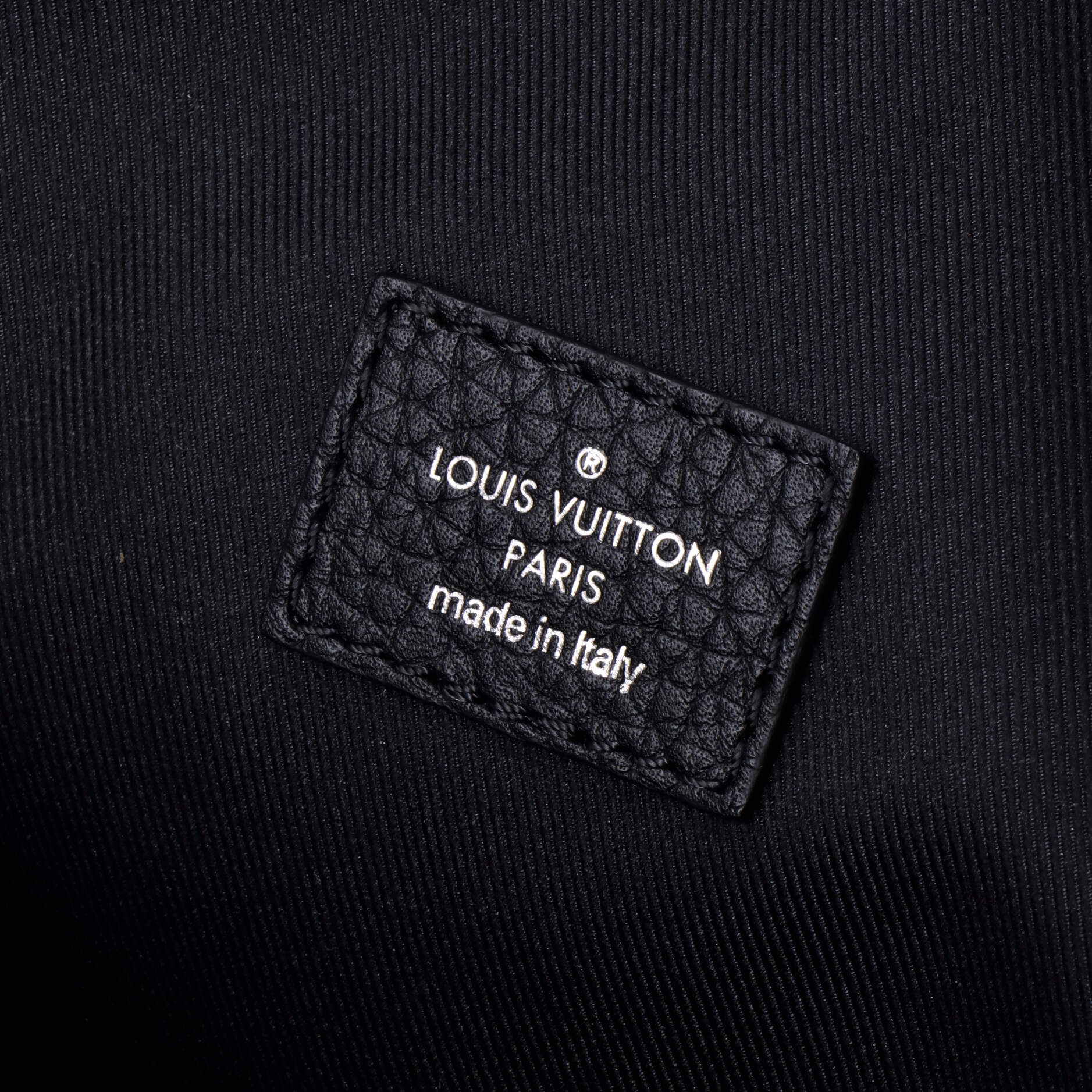 Pre-Loved Louis Vuitton Cabas Light Drawstring Bag Initials Taurillon Leather - Image 7