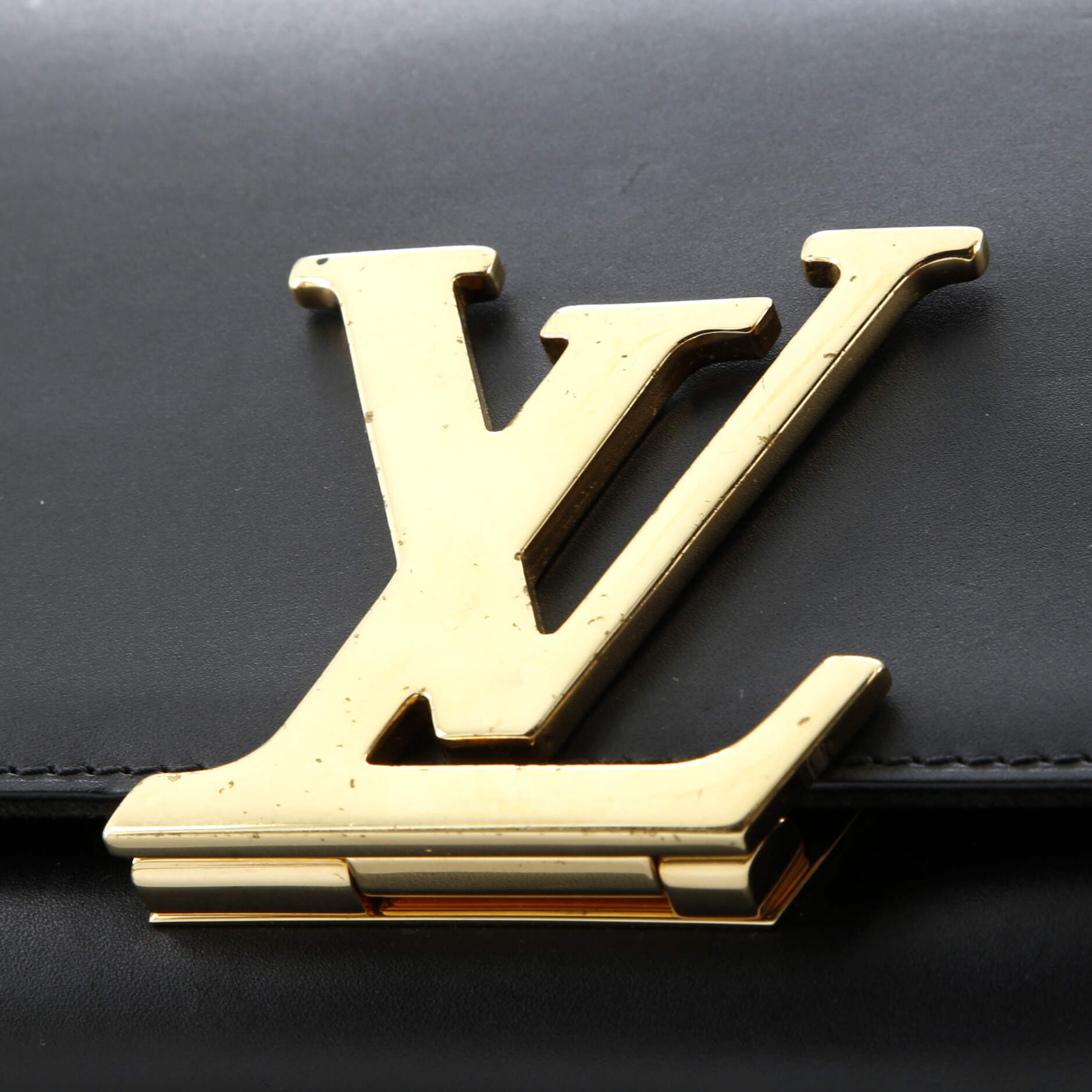 Pre-Loved Louis Vuitton Chain Louise Clutch Leather GM - Image 7