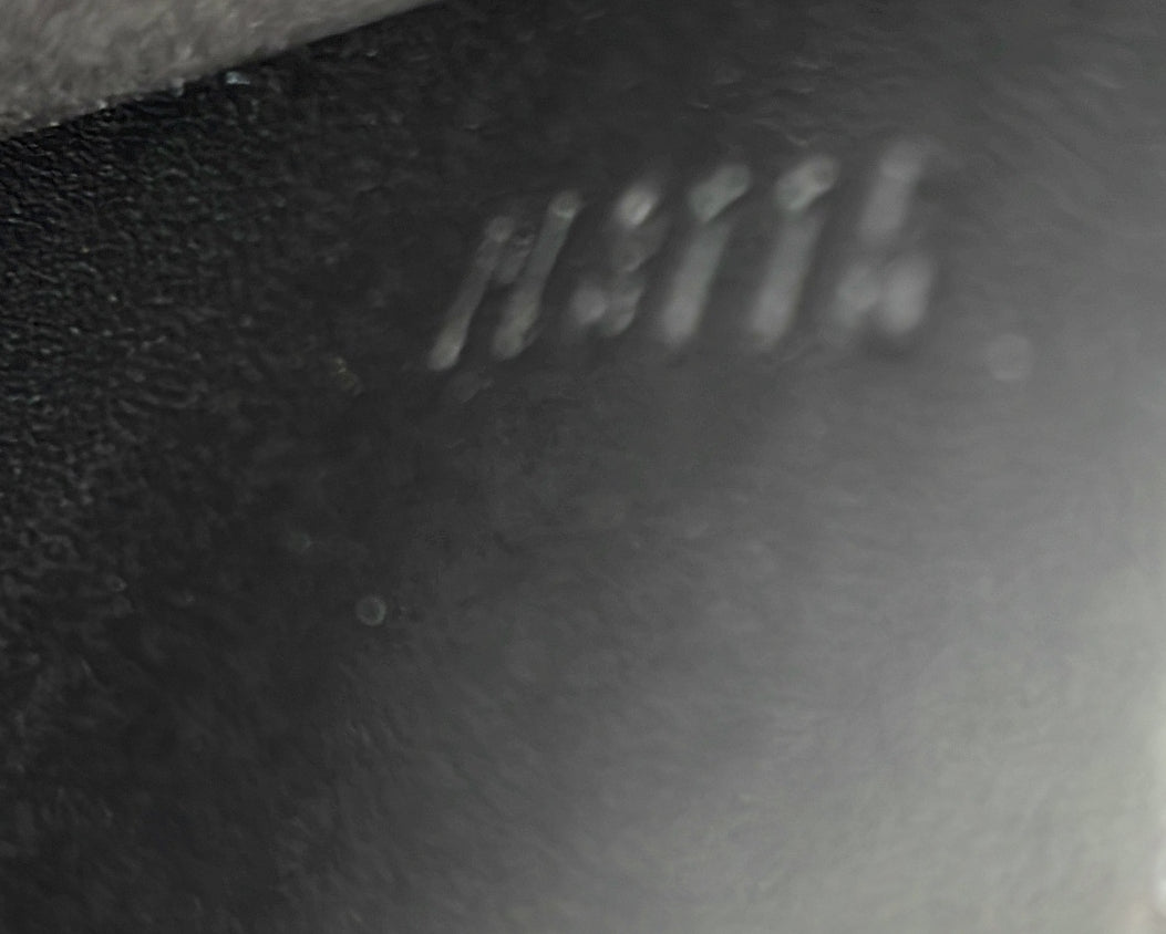 Pre-Loved Louis Vuitton Chain Louise Clutch Leather GM - Image 9