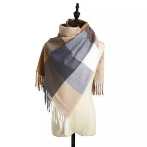 Cosy Plaid Scarf With Tassels in Grey Steel