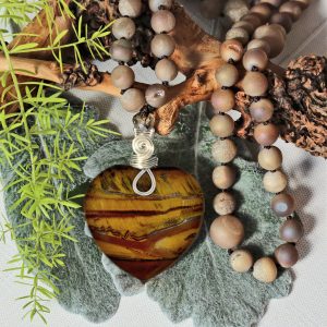 MGR Women's Genuine Tiger Eye Heart Pendant Necklace